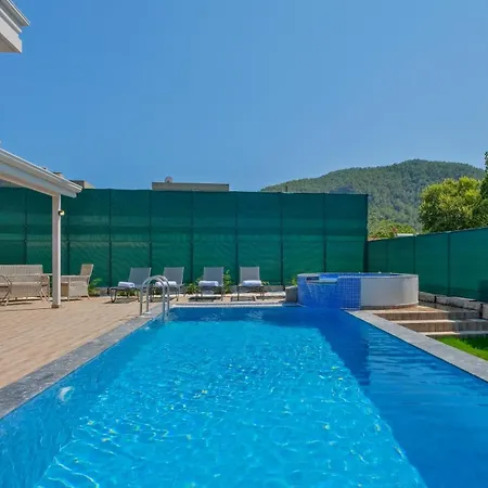 Esmeralda, Jakuzili Cocuk Havuzlu Lueks Villa *