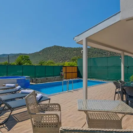 Esmeralda, Jakuzili Cocuk Havuzlu Lueks Vila Fethiye