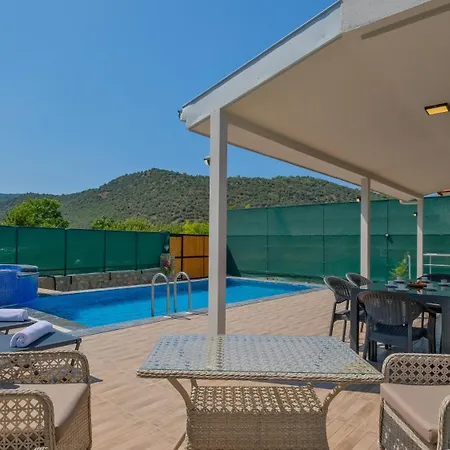 Vila Esmeralda, Jakuzili Cocuk Havuzlu Lueks Fethiye
