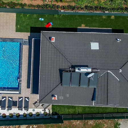 Vila Esmeralda, Jakuzili Cocuk Havuzlu Lueks *